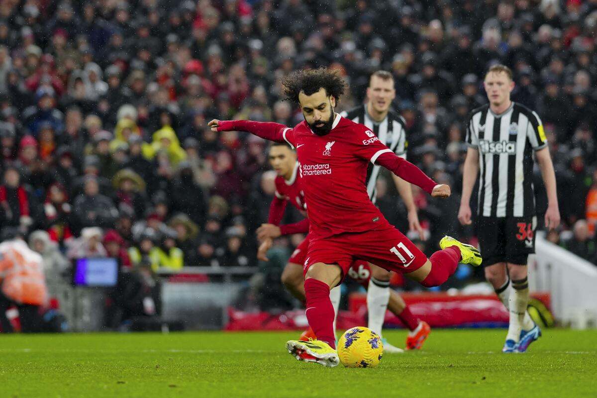 Mohamed Salah del Liverpool patea el balón para cobrar un penal en el encuentro ante el Newcastle 