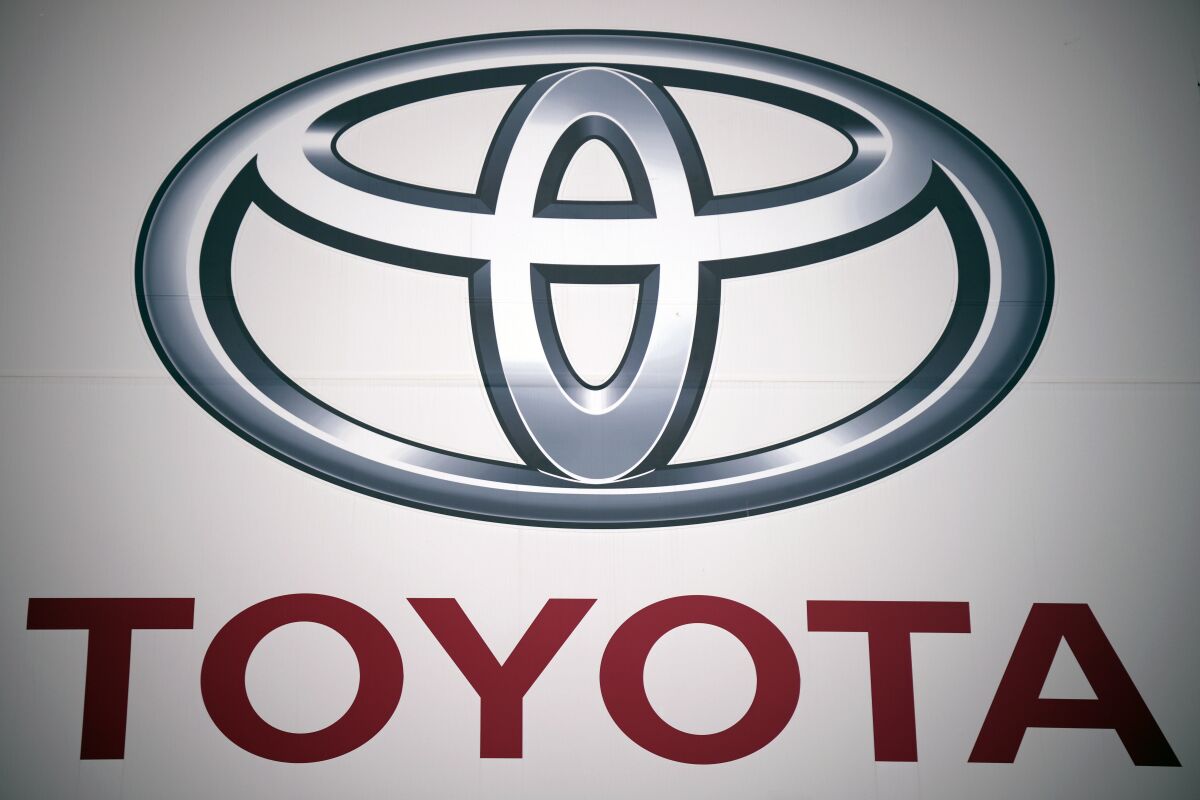 Archivo - El logotipo de Toyota Motor Corp. en una agencia de la firma en Tokio