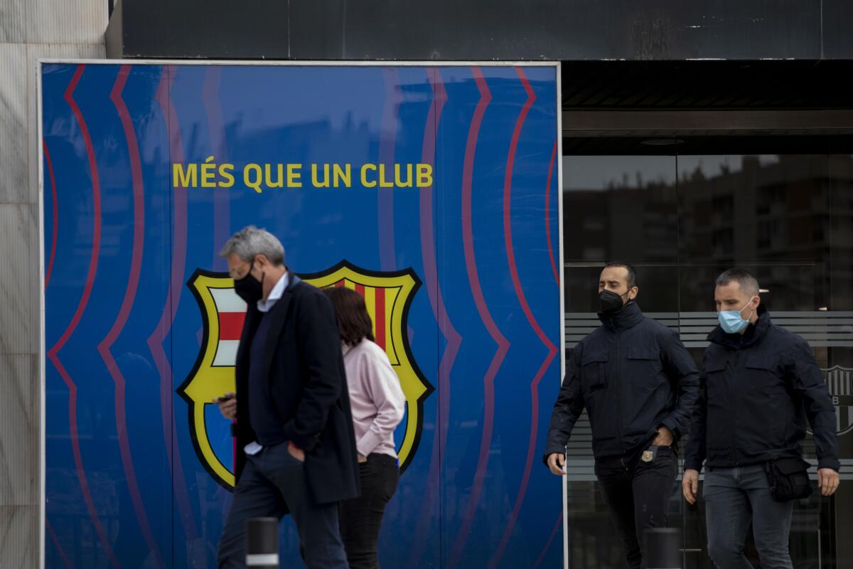 Agentes de la policía catalana afuera de las oficinas del FC Barcelona.