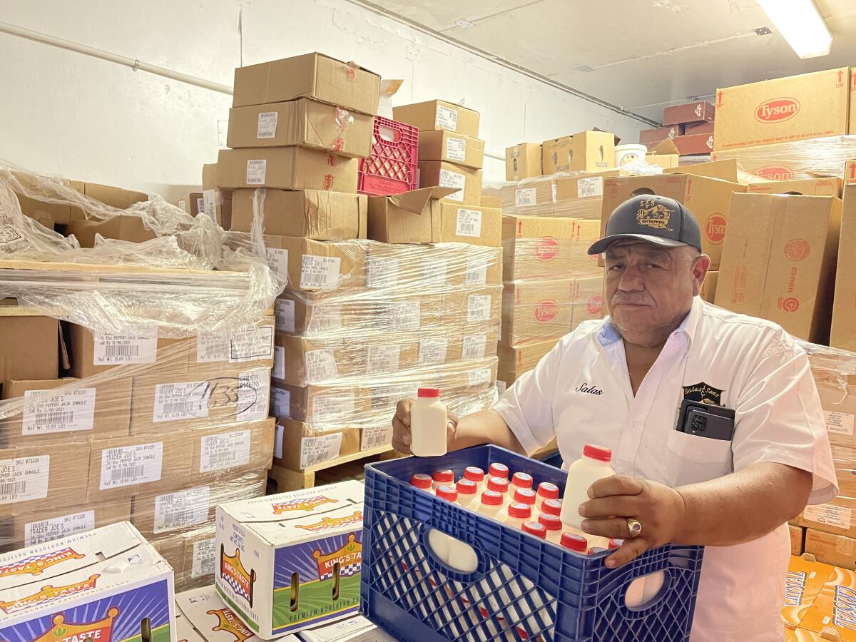Desde 2010, José Salas distribuye alimentos gratis a familias necesitadas en el sur de Los Ángeles.
