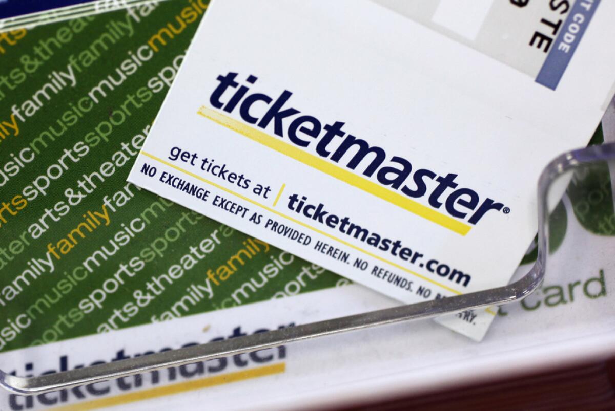 ARCHIVO - Boletos y tarjetas de regalo de Ticketmaster se exhiben en una taquilla en San José, California.