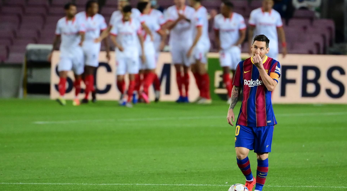 Messi se lamenta tras el empate contra el Sevilla. Foto AFP