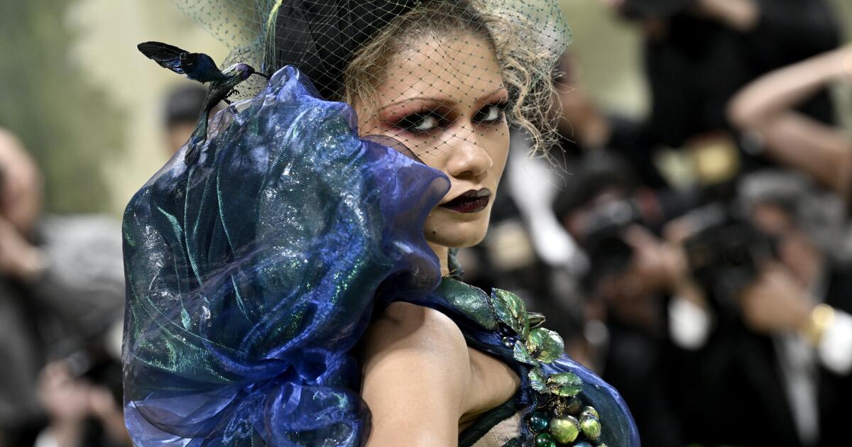 Met Gala: Zendaya e Jennifer Lopez arrivano a una sfilata di moda ispirata al giardino