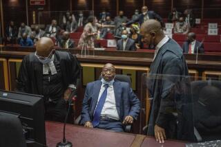 ARCHIVO - El expresidente de Sudáfrica, Jacob Zuma (centro), con su equipo de abogados en el máximo tribunal de Pietermaritzburgo, Sudáfrica, el 31 de enero de 2022, durante una audiencia de su juicio de corrupción. (AP Foto/Jerome Delay, Pool, Archivo)