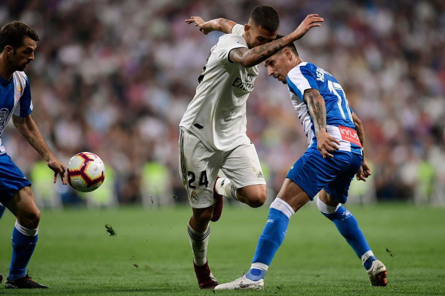 Real Madrid's Spanish midfielder Daniel Ceballos (C) vies for the ball with Espanyol's Paraguayan forward Hernan Perez during the Spanish league football match between Real Madrid CF and RCD Espanyol at the Santiago Bernabeu stadium in Madrid on September 22, 2018. (Photo by JAVIER SORIANO / AFP)JAVIER SORIANO/AFP/Getty Images ** OUTS - ELSENT, FPG, CM - OUTS * NM, PH, VA if sourced by CT, LA or MoD **