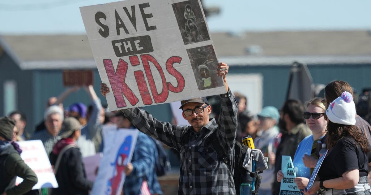 Trump wages court battle over rules for detaining migrant children Trump wages court battle over rules for detaining migrant children