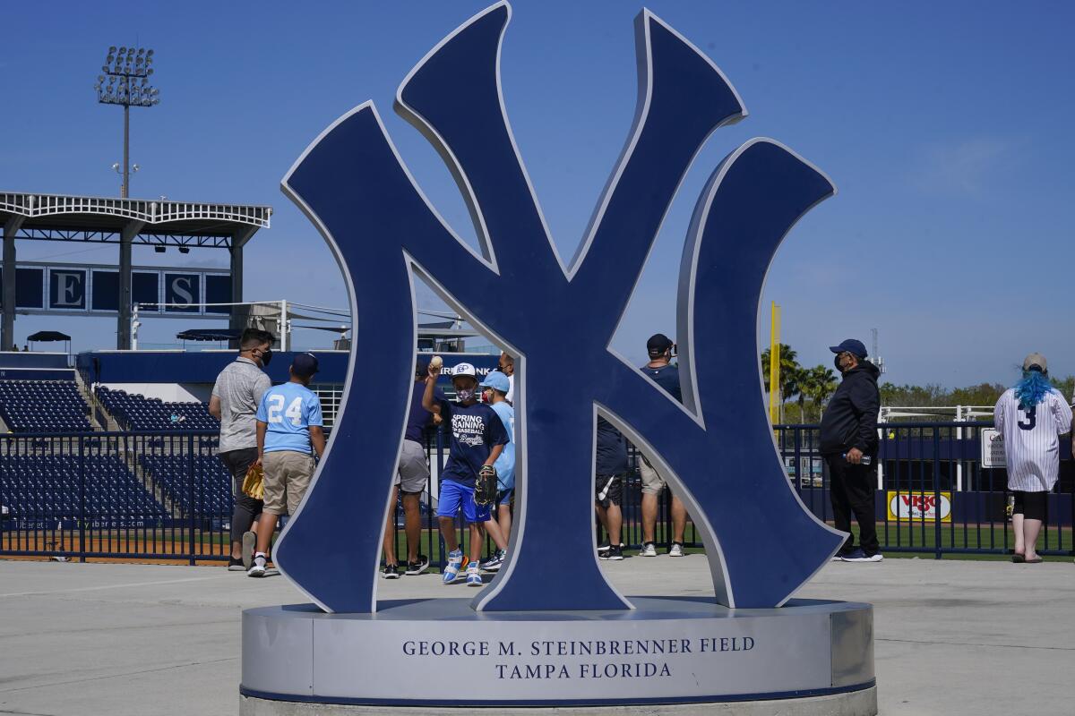 Fanáticos llegan al estadio George M. Steinbrenner Field