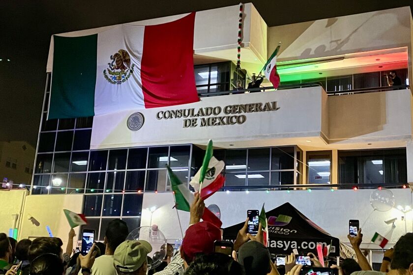Cónsul general de México en San Diego, Carlos González Gutiérrez encabeza ceremonia por el aniversario de la Independencia de México el 15 de septiembre de 2021 desde el balcón del consulado mexicano en Little Italy