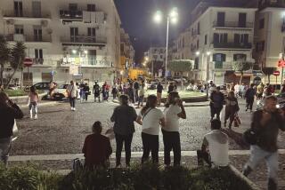 Las personas en la calle tras el sismo en Campi Flegrei, cerca de Nápoles en Italia, el 20 de mayo de 2024. (Alessandro Garofalo/LaPresse via AP)