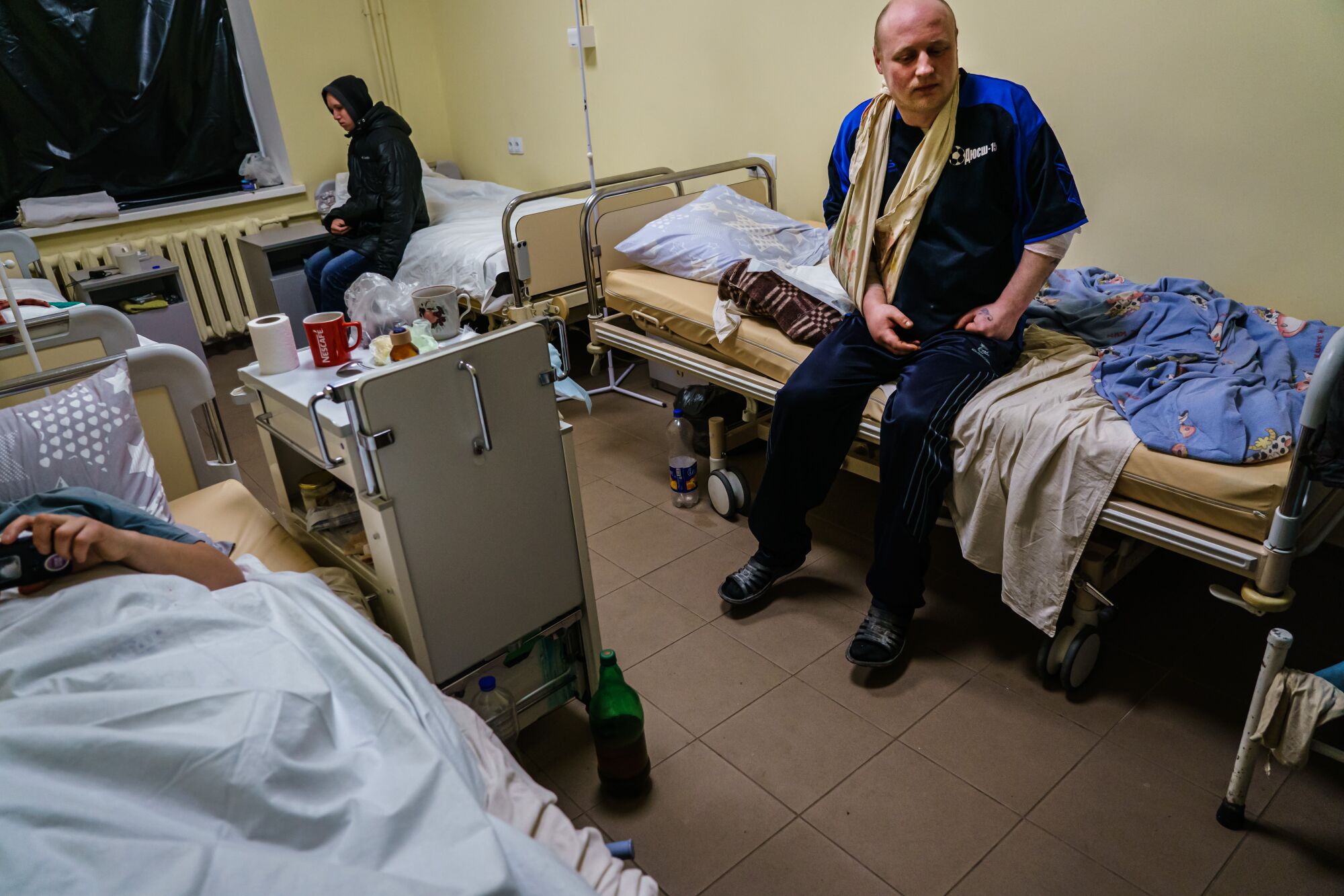 Andre Kholyavko, herido en un bombardeo ruso, se recupera en un hospital de Kozolets, Ucrania.