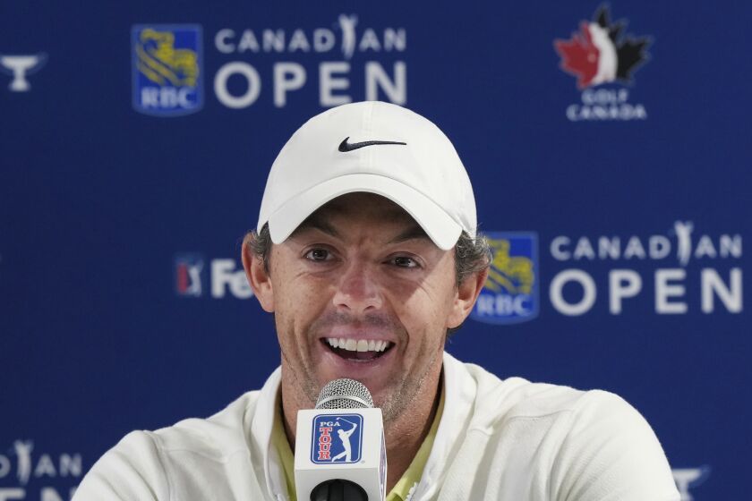 Rory McIlroy habla con la prensa sobre el acuerdo de la PGA para fusionarse con un Fondo de Inversión Pública de Arabia Saudí durante el Abierto de Canadá el miércoles 7 de junio del 2023. (Nathan Denette/The Canadian Press via AP)