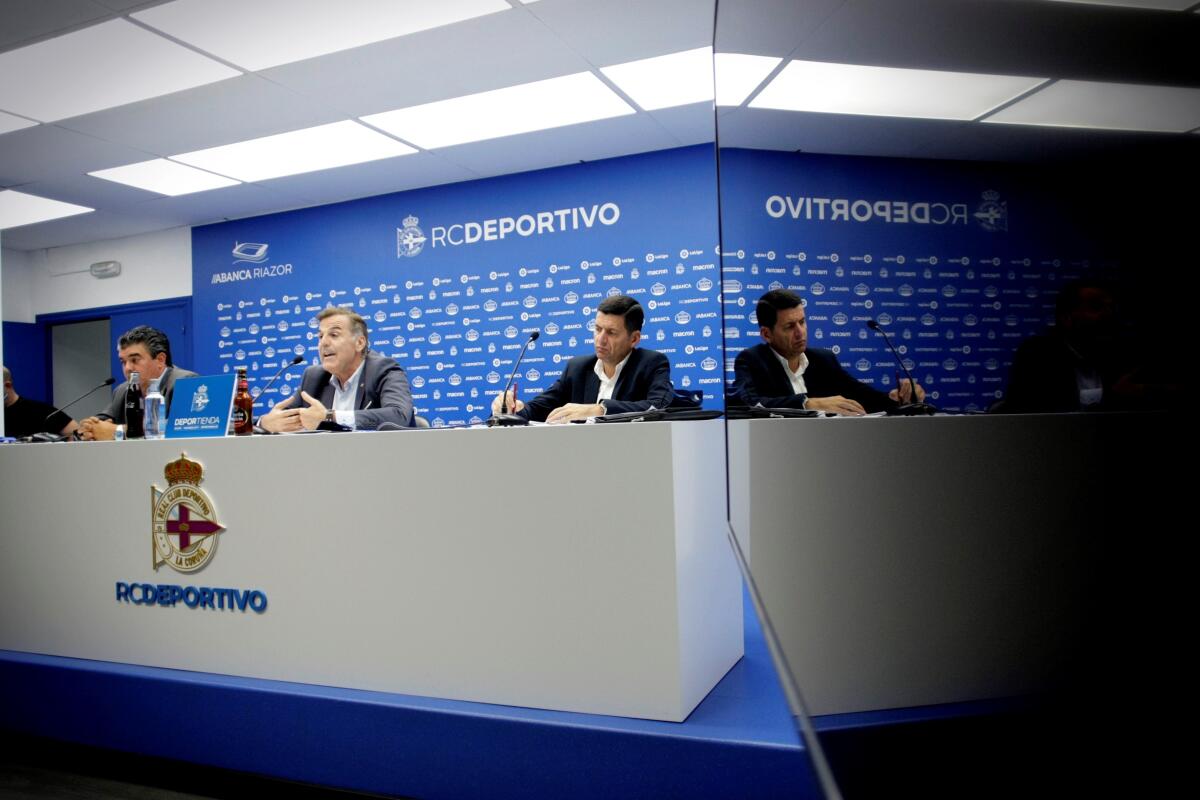 El presidente del Deportivo, Fernando Vidal (2i)