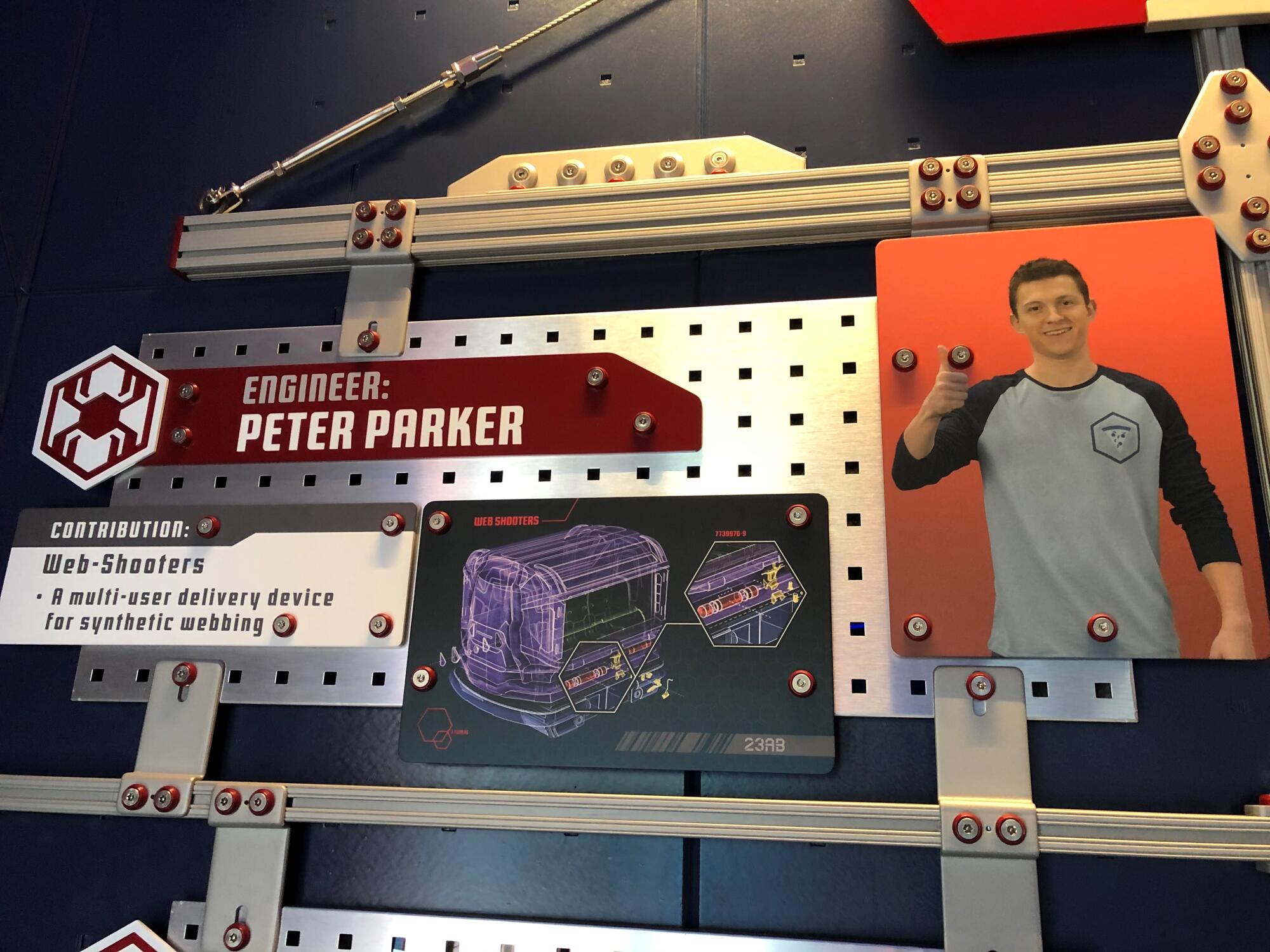 Tom Holland, nuevamente como Peter Parker, es el ingeniero anfitrión de la atracción Web Slingers: A Spider-Man Adventure.