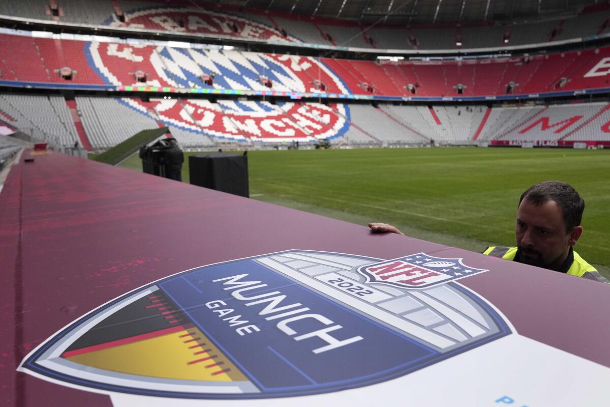Trabajadores preparan un letrero dentro del estadio del Bayern Múnich, el Allianz Arena, en Múnich, Alemania