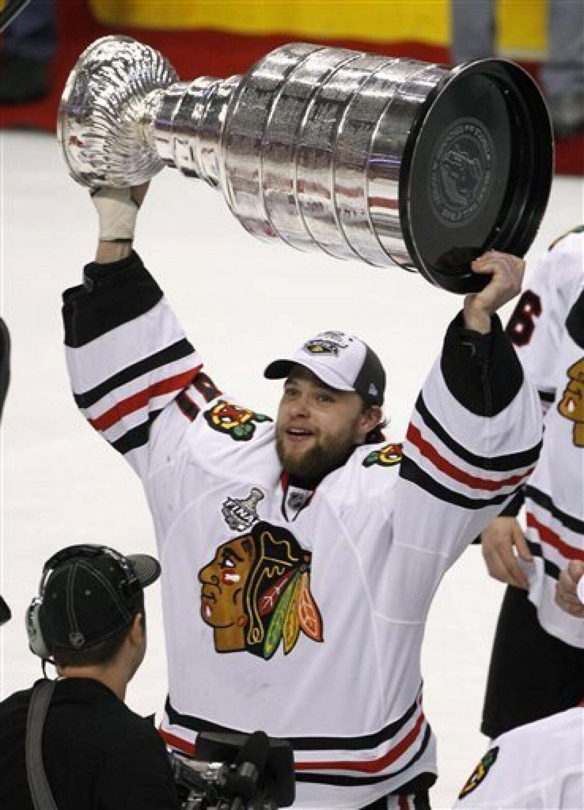 Niemi, Blackhawks beat Flyers to take lead in Stanley Cup finals