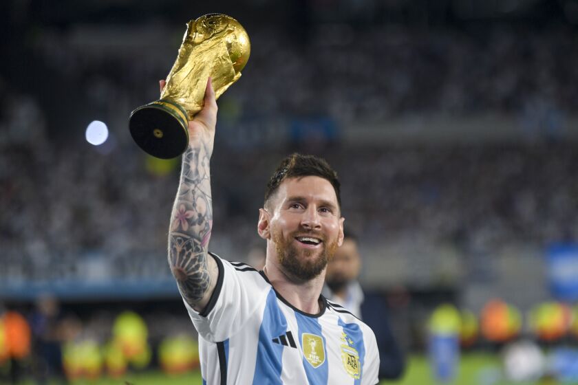 El astro argentino Lionel Messi alza la Copa Mundial durante un festejo en el amistoso contra Panamá, el jueves 23 de marzo de 2023, en el estadio Monumental de Buenos Aires. (AP Foto/Gustavo Garello)
