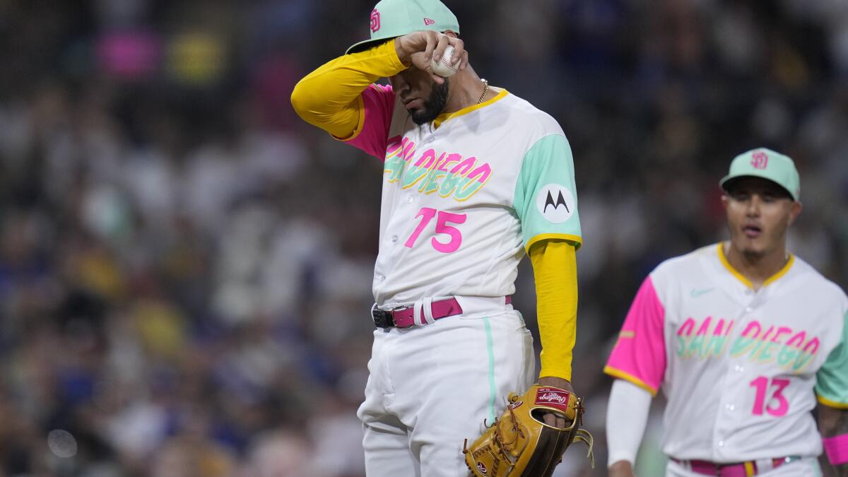 Padres pitcher Robert Suárez ejected after sticky substance check