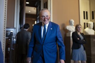 El senador Chuck Schumer sonríe al salir de la reunión del bloque de senadores demócratas que lo reeligió unánimente como líder de la mayoría, en el Capitolio, Washington, jueves 8 de diciembre de 2022. (AP Foto/J. Scott Applewhite)