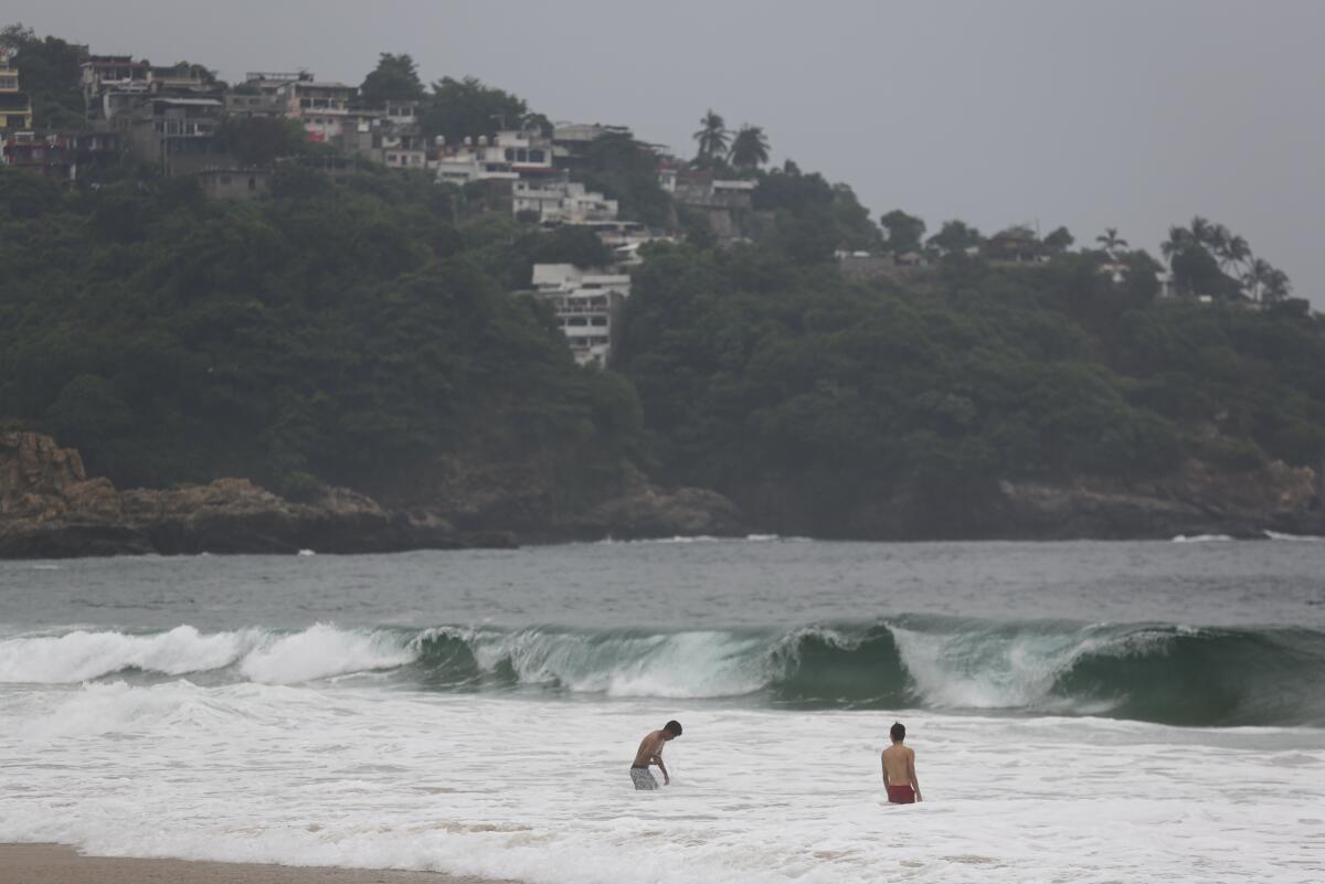 Turistas nadan en Acapulco, México, el 24 de octubre de 2023, antes de la llegada del huracán Otis.