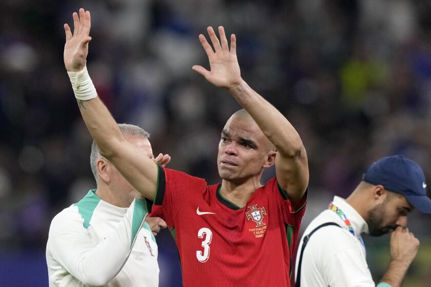 ARCHIVO - Pepe, zaguero de Portugal, llora tras la eliminación en los cuartos de final de la Eurocopa ante Francia, el 5 de julio de 2024, en Hamburgo (AP Foto/Martin Meissner, archivo)