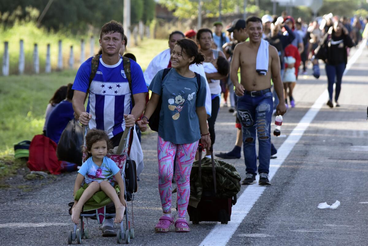Migrantes llegan a pie a Huehuetán, México, el martes 31 de octubre de 2023,