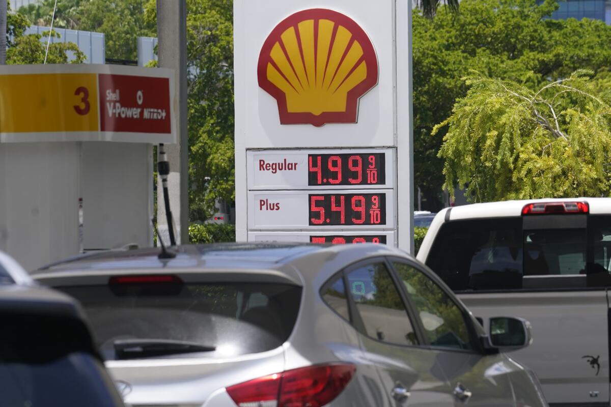 Automovilistas hacen fila para cargar gasolina a sus autos en una gasolinera de la compañía Shell