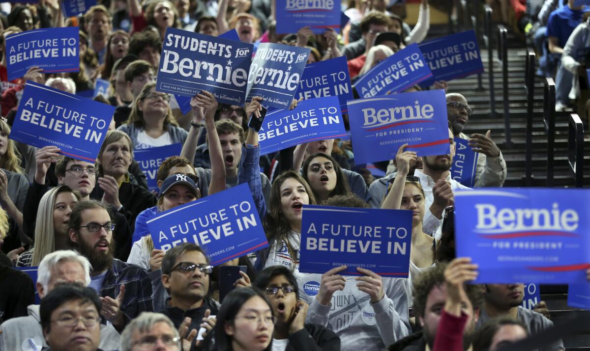 En todas las esquinas donde se para el candidato Bernie Sanders a hablar con la gente, siempre hay una multitud esperándolo; especialmente la gente joven. (AP Photo/Mel Evans)