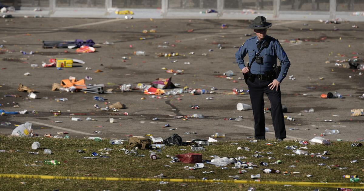 Super Bowl geçit törenleri ve okullar silah çılgınlığı yüzünden güvenli değil