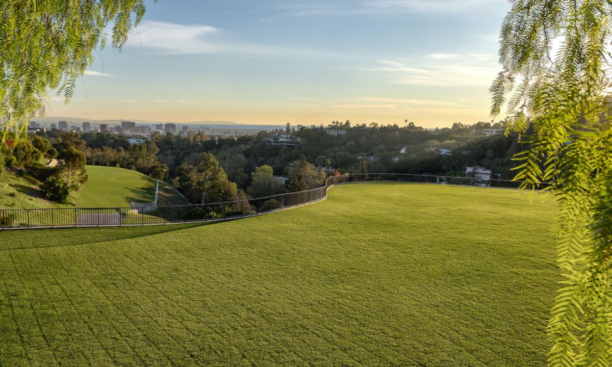 Ce terrain de trois acres qui appartenait autrefois au regretté producteur de films Steve Bing est sur le marché de Bel-Air pour 33 millions de dollars.