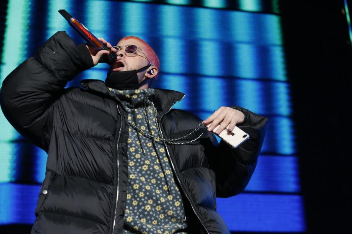 Bad Bunny luciendo un nuevo "look" durante su presentaciĂłn en el Calibash 2020 en Los Ăngeles.