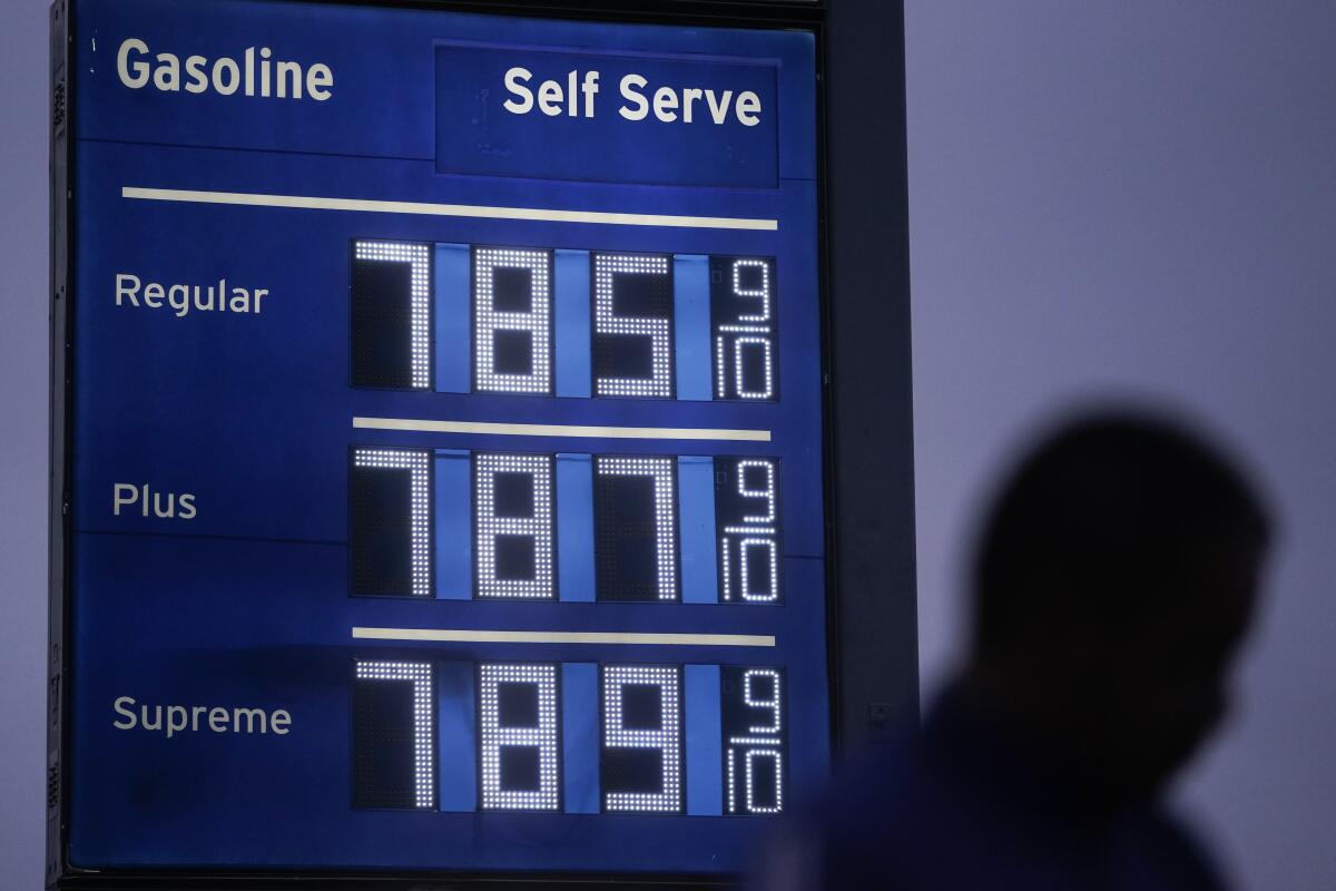 Tablero que muestra los precios de la gasolina por galón (unos cuatro litros) 
