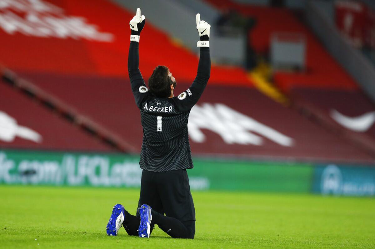 El guardameta brasileño Alisson Becker, del Liverpool,