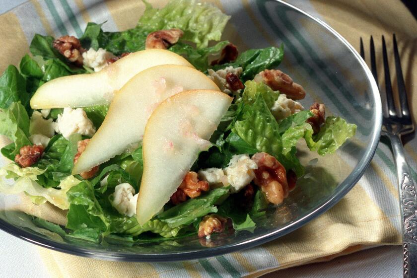 Recipe: Fresh pear and romaine salad with blue cheese
