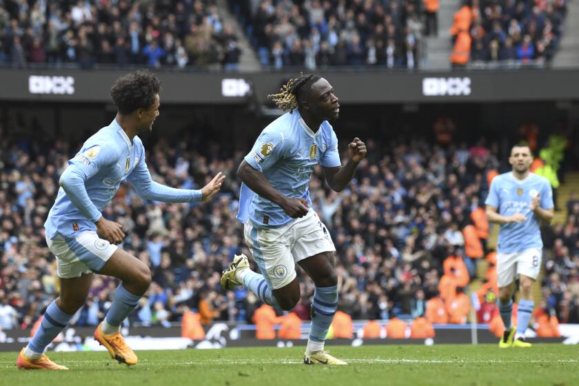 Jeremy Doku del Manchester City celebra tras anotar el cuarto gol de su equipo en la goleada ante el Luton en la Liga Premier el sábado 13 de abril del 2024. (AP Foto/Rui Vieira)