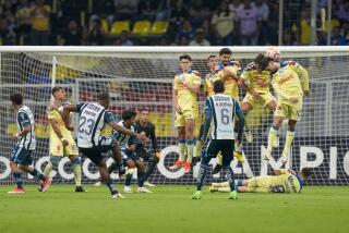 Salomón Rondón (23), de Pachuca, ejecuta un tiro libre ante el América, durante la ida de las semifinales de la Copa de Campeones de la CONCACAF, el martes 23 de abril de 2024, en el Estadio Azteca de Ciudad de México (AP foto/Fernando Llano)