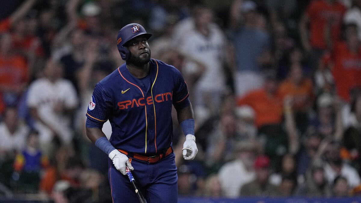 Houston Astros' Yordan Alvarez home run ball doesn't appear to land