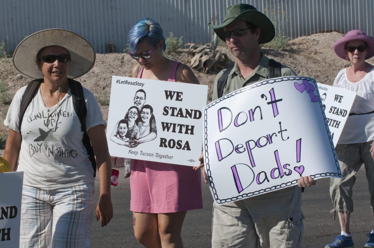 Activistas vistos hoy, sábado 20 de junio de 2015, en Arizona (Estados Unidos). Manifestantes salieron con pancartas que rezaban "Estamos con Rosa" y "No deporten a papá", marcharon el día previo al Día del Padre para atraer mayor visibilidad a la lucha de Rosa Robles Loreto, y para presionar a las autoridades de inmigración para que detengan la deportación de madres y padres. Robles Loreto se encuentra recluida en la Iglesia Presbiteriana de Southside desde agosto de 2015, para evitar ser deportada y separada de su esposo y sus dos hijos.