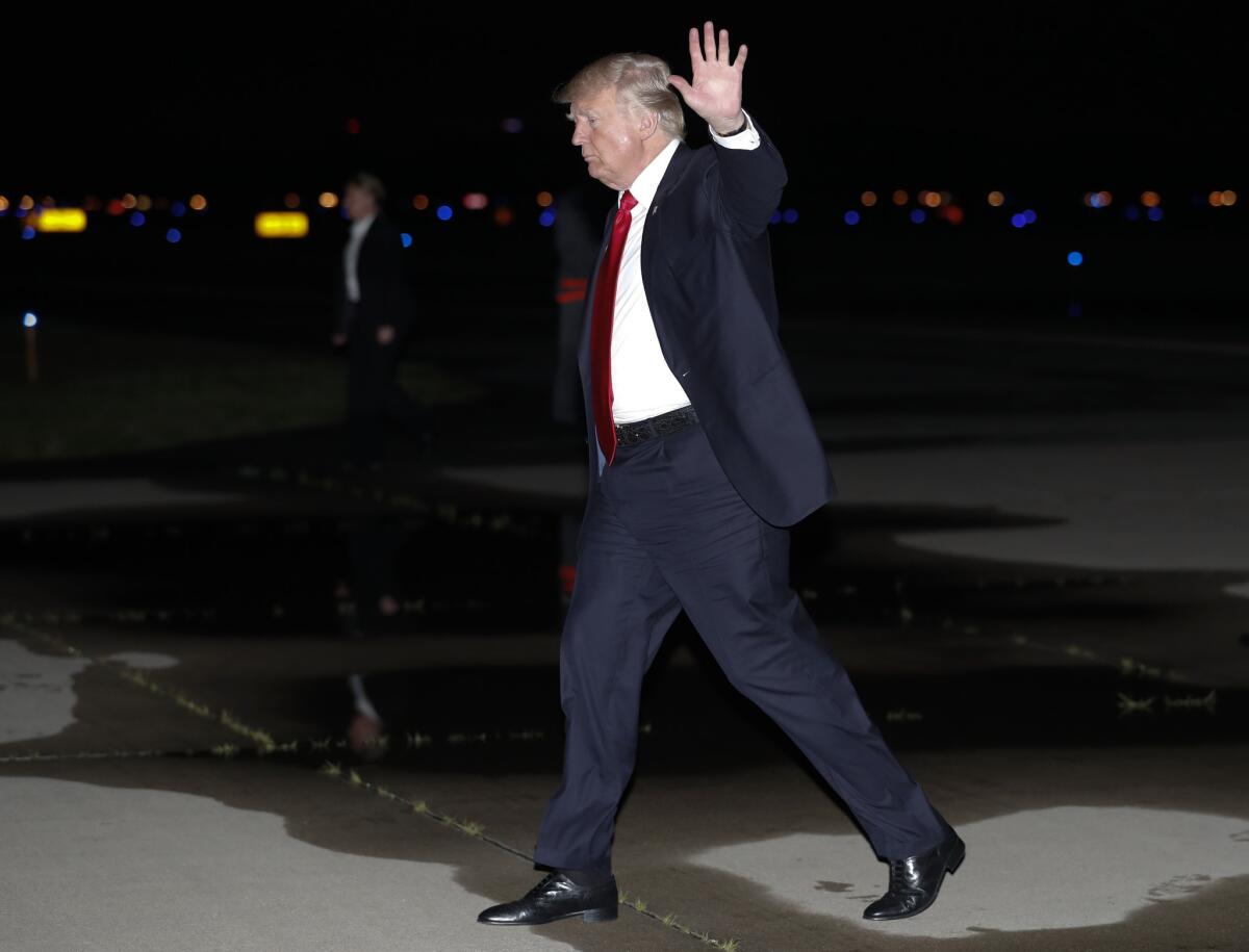 El presidente de Estados Unidos, Donald Trump saluda luego de haber aterrizado en el Aeropuerto Municipal de Morristown en Nueva Jersey el sábado 1 de julio de 2017. (AP Foto/Carolyn Kaster) ** Usable by HOY, ELSENT and SD Only **