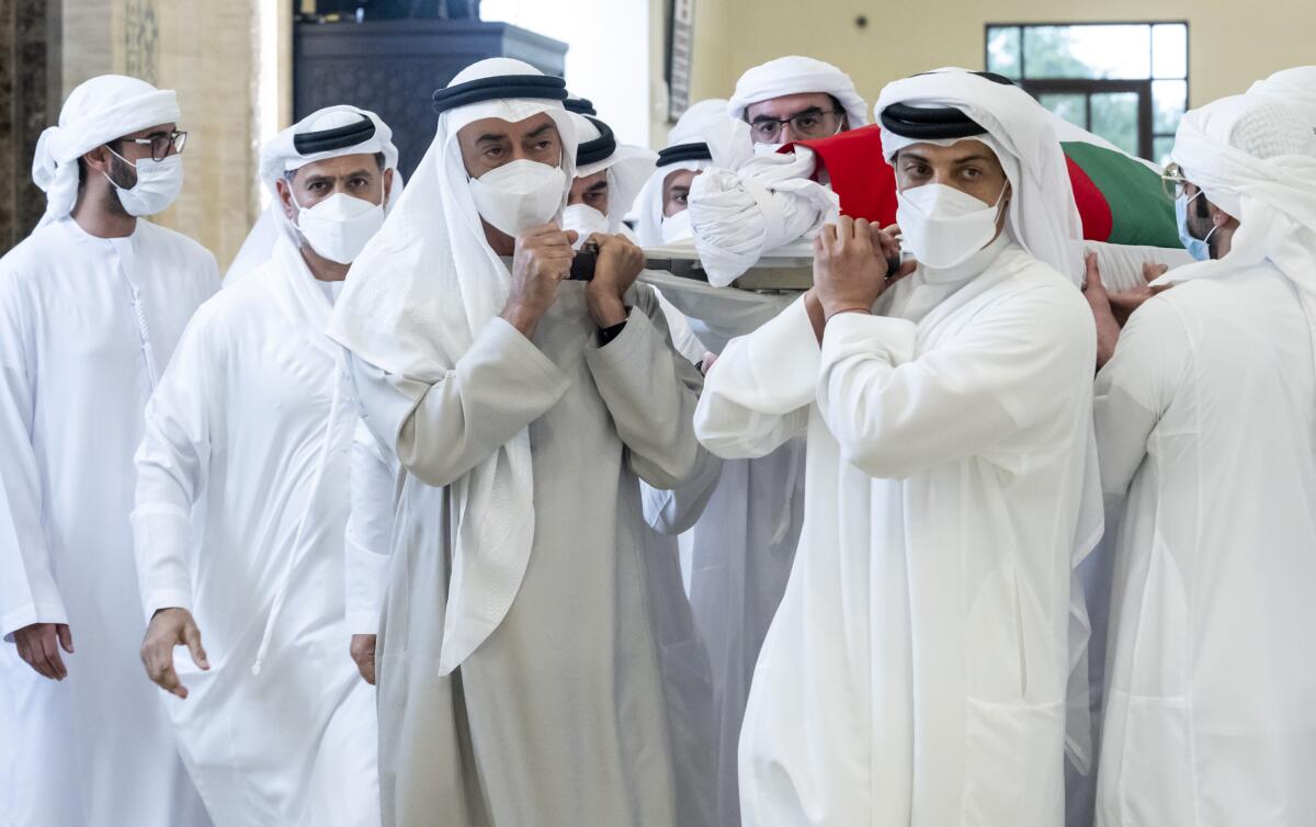 En esta imagen, distribuida por el Ministerio de Presidencia, el jeque Mohamed bin Zayed Al Nahyan, 