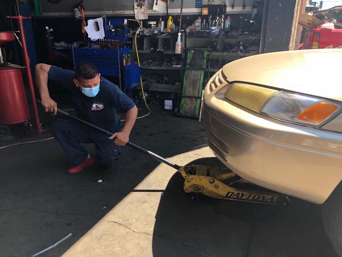 Salvador Escobar revisa un vehículo en su taller R&S Motor Sport, ubicado en North Hollywood.