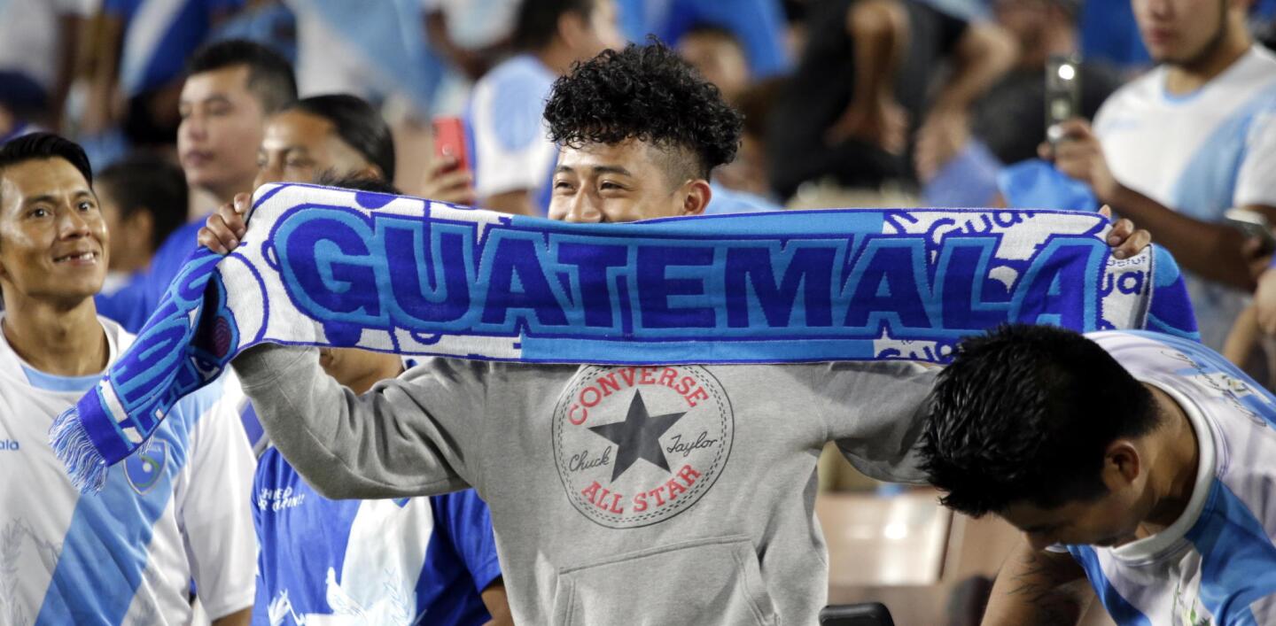 MAN06. Los Angeles (United States), 08/09/2018.- Guatemalan fans cheer on their team prior to the start of their international friendly match against Argentina at the Los Angeles Coliseum in Los Angeles, California, USA, 07 September 2018. (Futbol, Amistoso, Estados Unidos) EFE/EPA/MIKE NELSON ** Usable by HOY and SD Only **