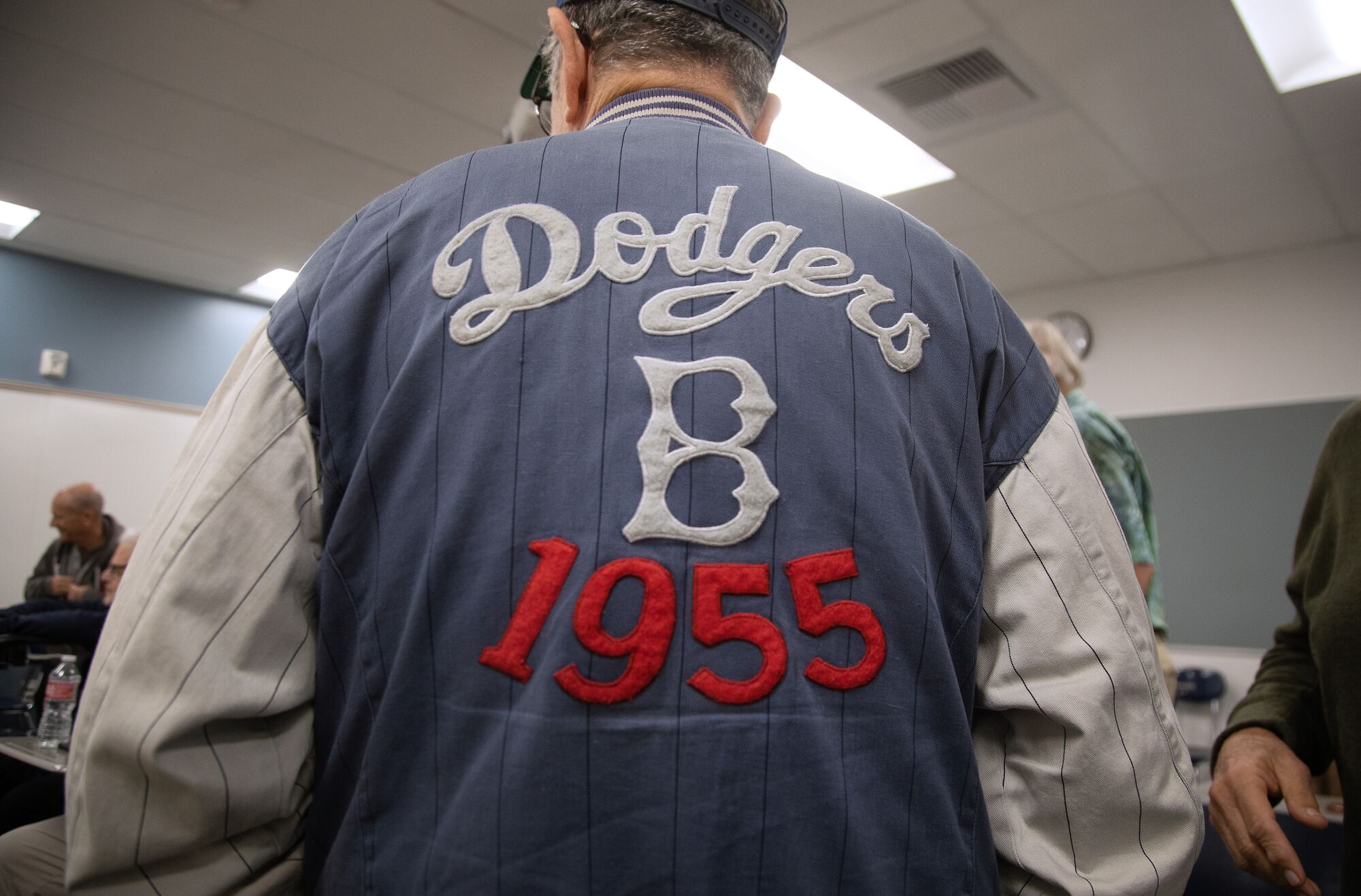 Bir güncel olaylar spor sınıfı üyesi gururla Dodgers ceketini giyer.