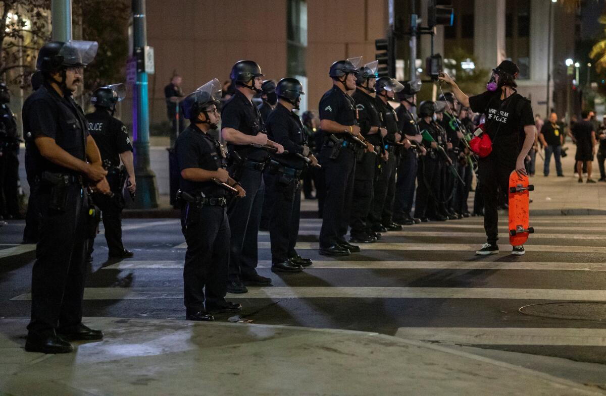 Confirman despido de policías de Los Ángeles por jugar Pokémon Go en servicio
