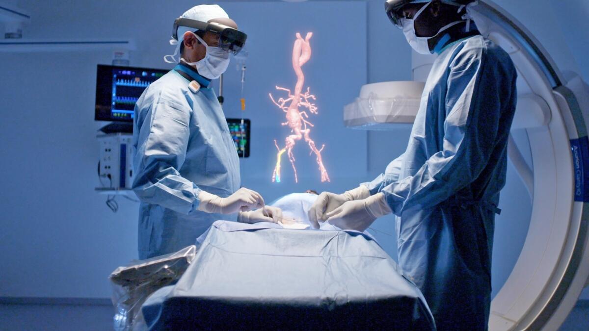 La tecnología de realidad aumentada en una cirugía permite ver el mundo real superpuesto con datos en vivo y las imágenes en 3D necesarias para guiar una terapia de precisión.