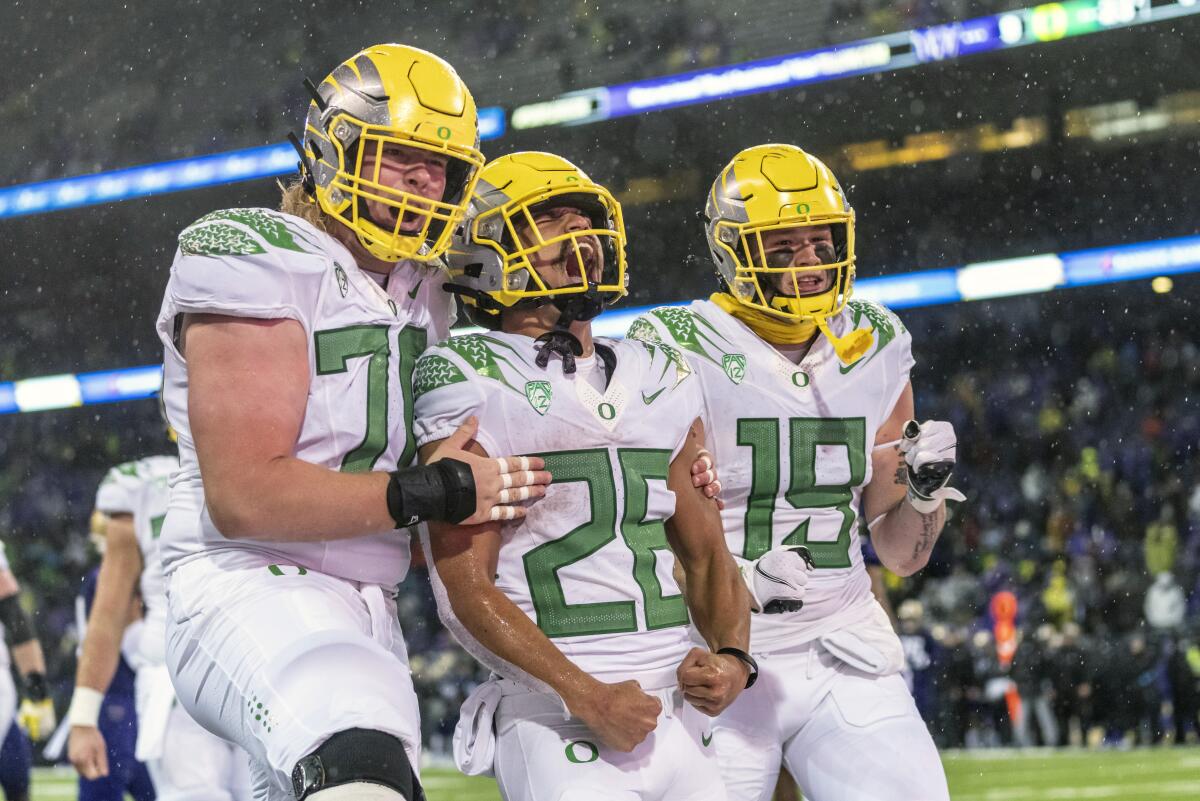 Oregon running back Travis Dye (26) and teammates celebrate after Dye scored a touchdown during the second half Nov. 6, 2021.