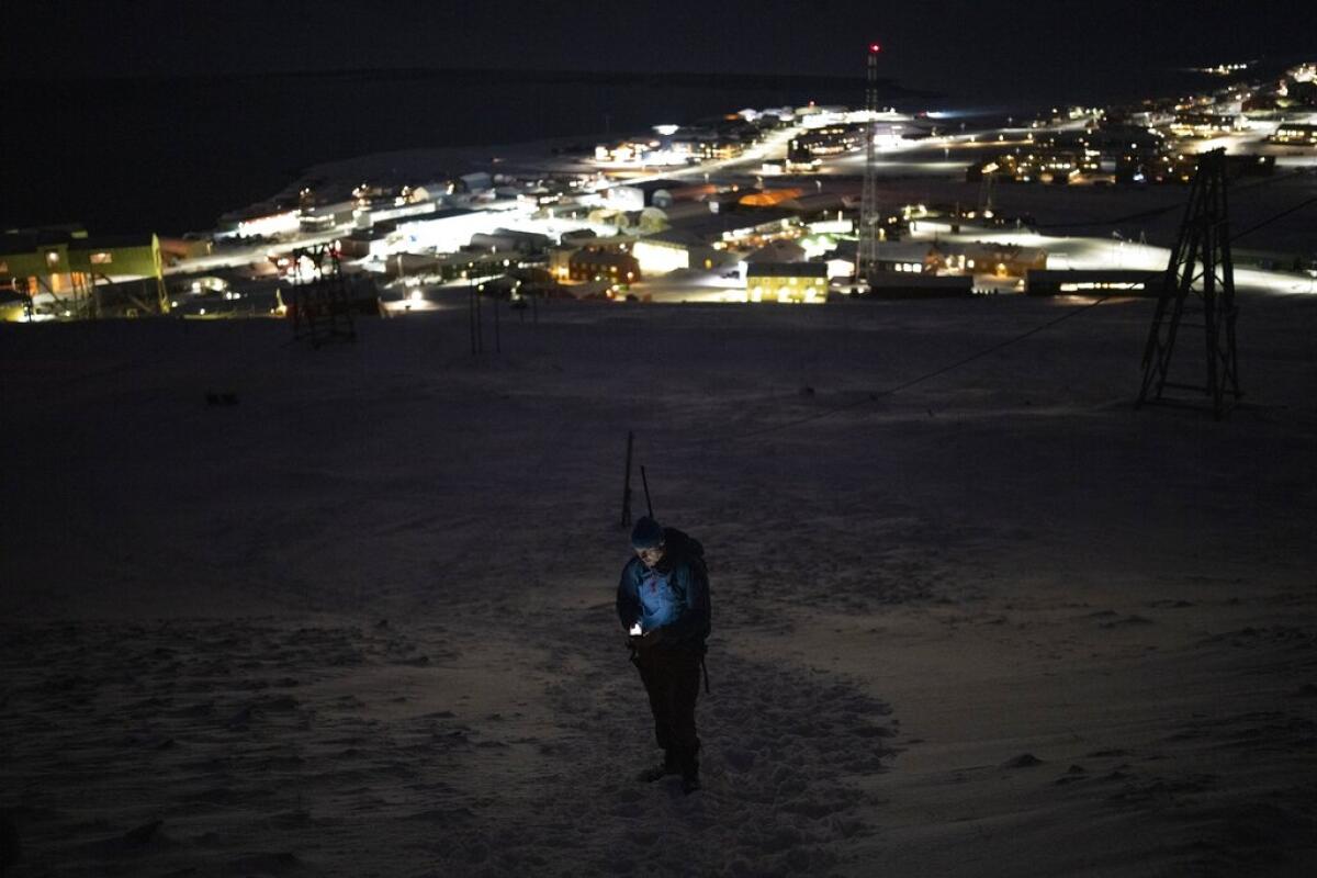 El miembro de Svalbard Kirke, Lars-Olav Tunheim, revisa su teléfono