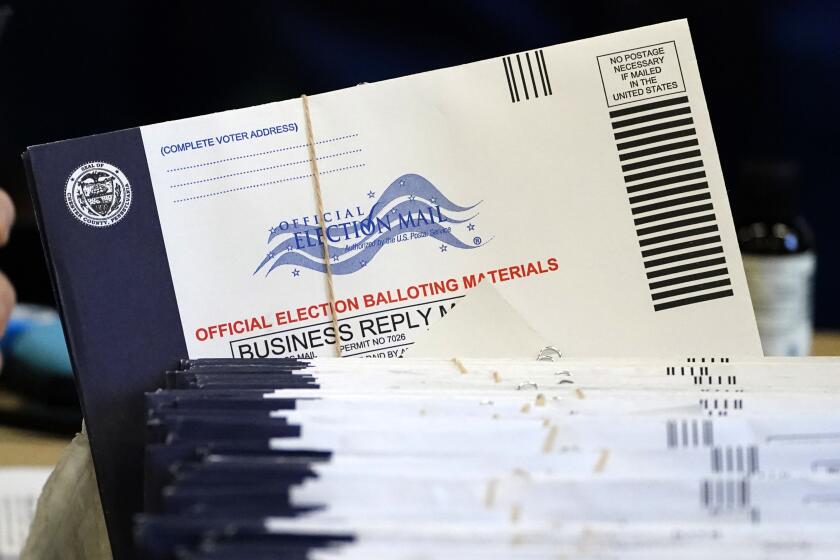 ARCHIVO - Trabajadores electorales del condado Chester, Pensilvania, procesan votos por correo en la Universidad de West Chester, el 4 de noviembre de 2020, en West Chester, Pensilvania. (AP Foto/Matt Slocum, archivo)