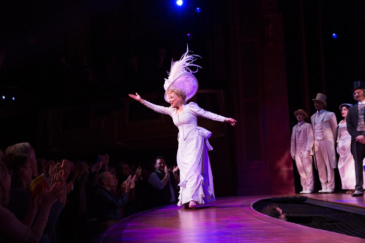 Midler accepts an ovation. Will she receive a Tony too? (Julieta Cervantes)