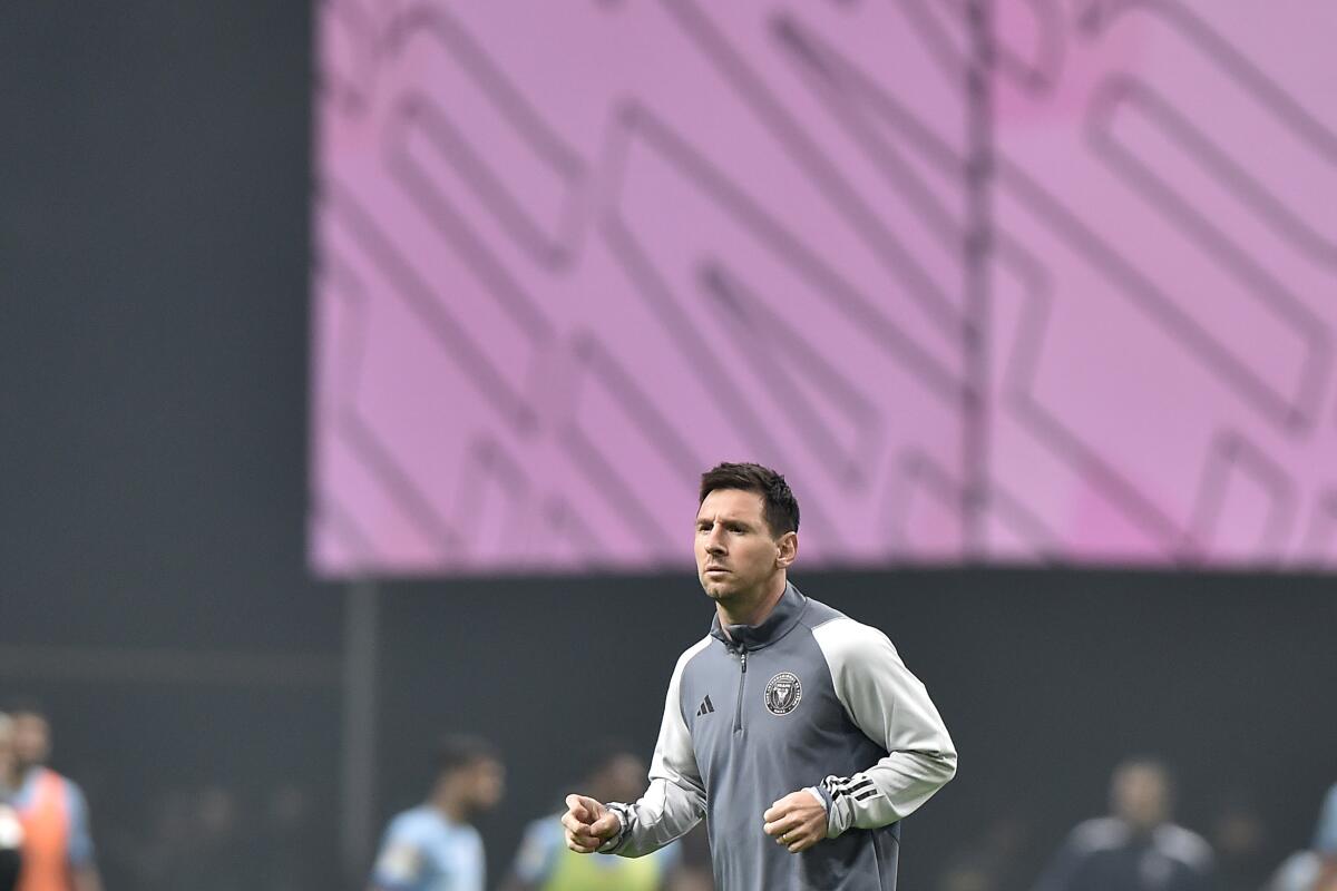 Lionel Messi del Inter Miami calienta previo al partido amistoso contra Al Hilal,