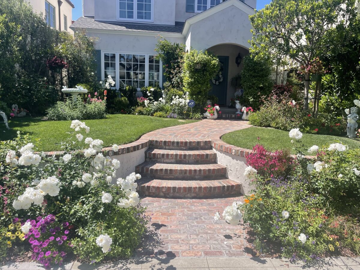 A home with brick steps and walkway in the 2022 Home Front Judging competition in Coronado.